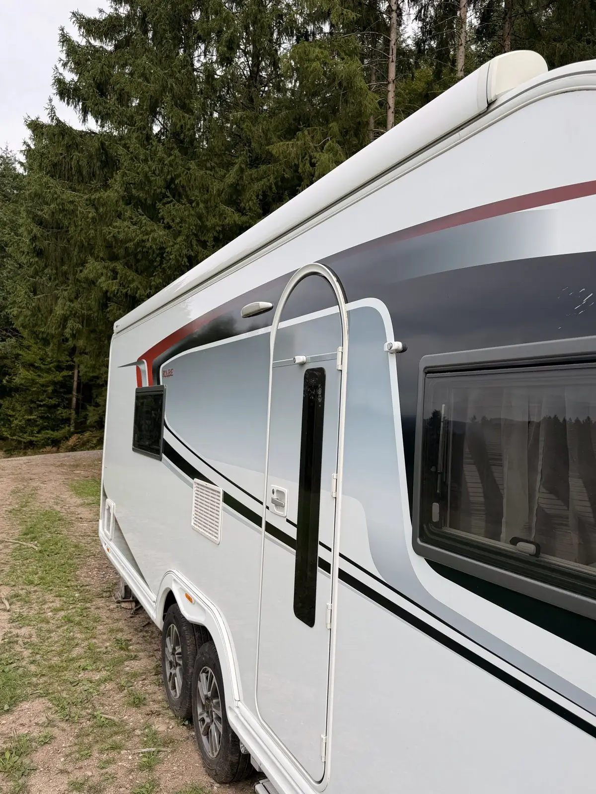 Eingangstür mit Fenster, getönte Fenster