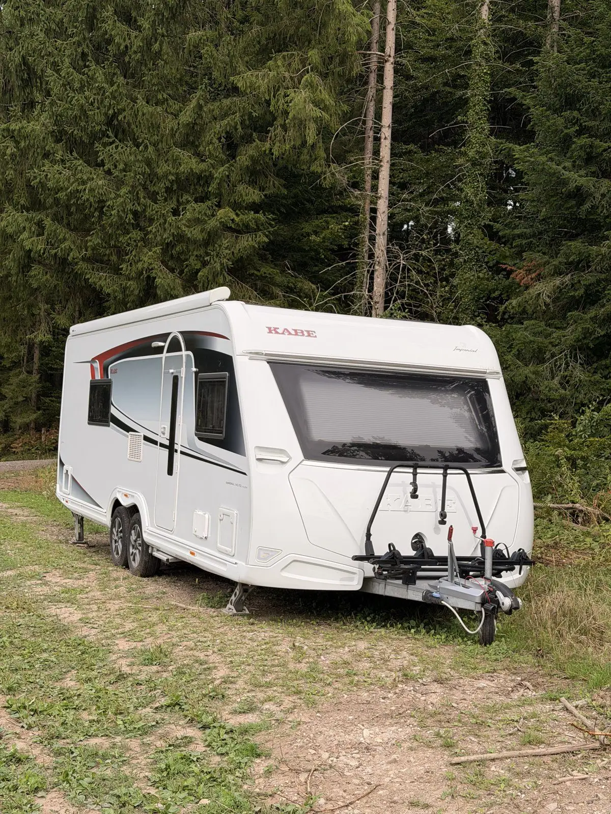 Front mit Panoramafenster und Thule-Fahrradträger