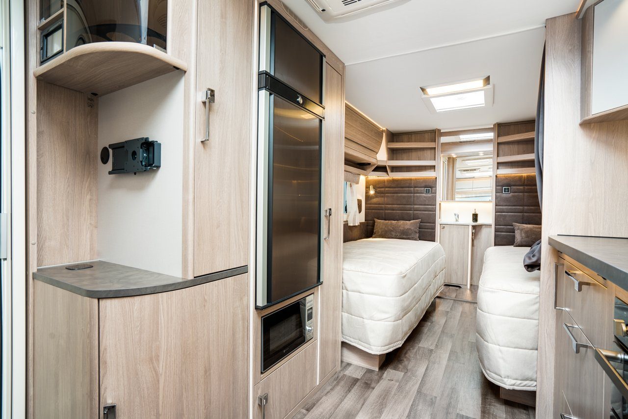 Schlafbereich mit Kühlschrank und Mikrowelle